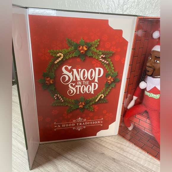 NIB 2024 EDITION SNOOP ON THE STOOP A HOOD TRADITION Red Plush Figurine NEW - Picture 3 of 6